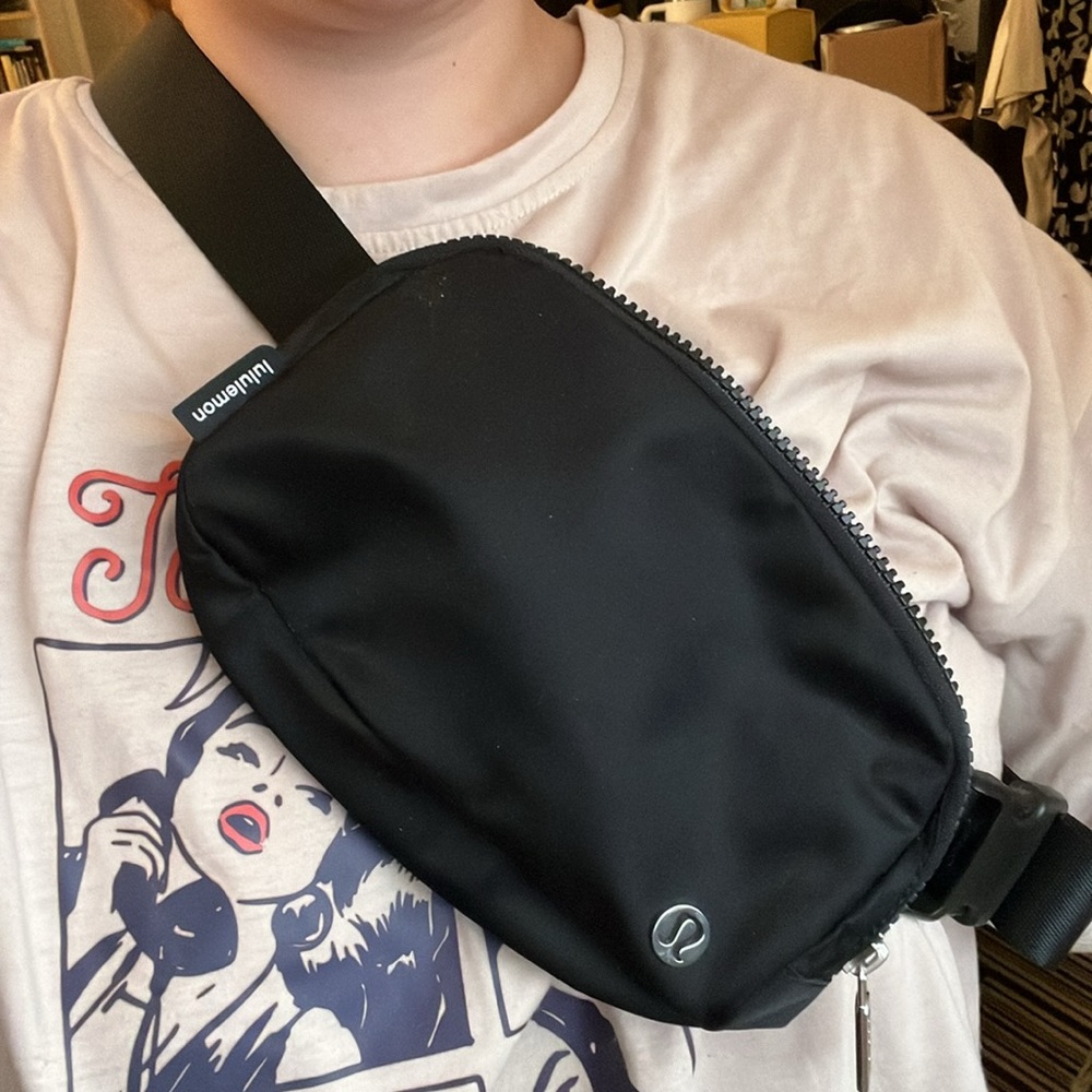 Lulu lemon cross body bag in black. NWOT